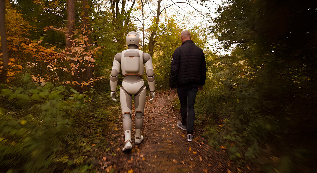Menselijke coach en robot lopen samen in het bos als beeld van AI coaching versus echte coaching.