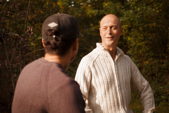 Wandelcoach Ronald Leemans in gesprek tijdens een wandelcoachingstraject met een klant in de natuur van Rotterdam, Vlaardingen en Zoetermeer.
